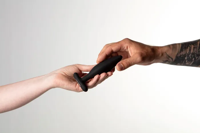 Je Joue Vesta Remote Controlled Butt Plug Deep Rumbly Vibes Perfect for Newbies Anal